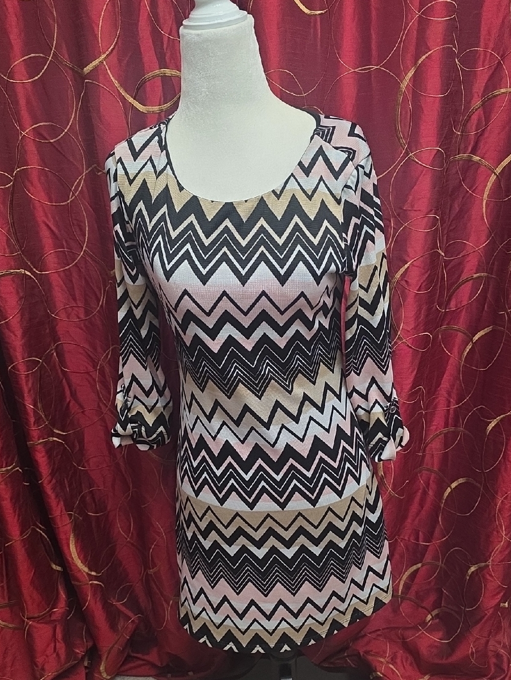 Lily Rose Zigzag Long-Sleeve Scoop-Neck Shift Dress in Pink, Black & Tan